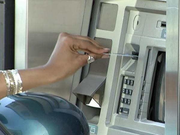 Πού να πάει αν το ATM κατάλαβε την κάρτα